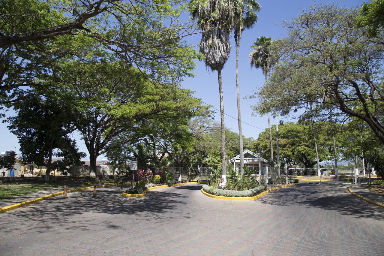 The Oasis I, Portmore Country Club Bagian luar foto